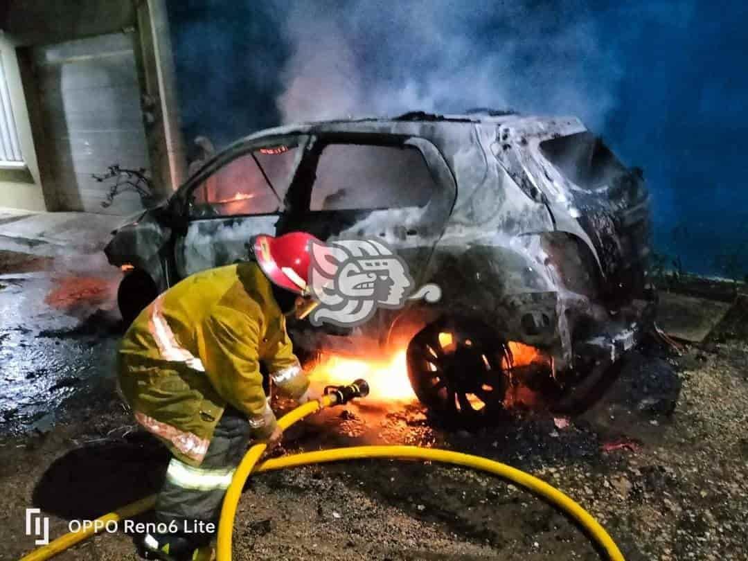 Por corto circuito, auto ardió en llamas en Minatitlán