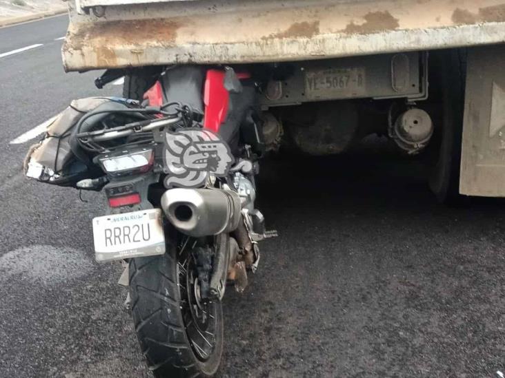 Médico incrusta su moto contra volteo y muere en Xalapa