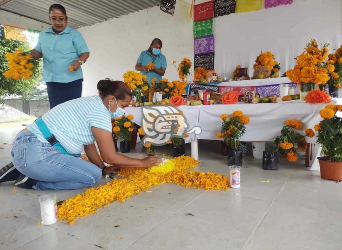 Dedican altar a profesores en primaria de Villa Cuichapa 