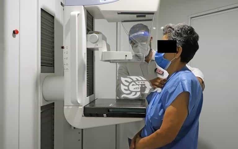 Realizan exámenes para detectar cáncer en mujeres choapenses