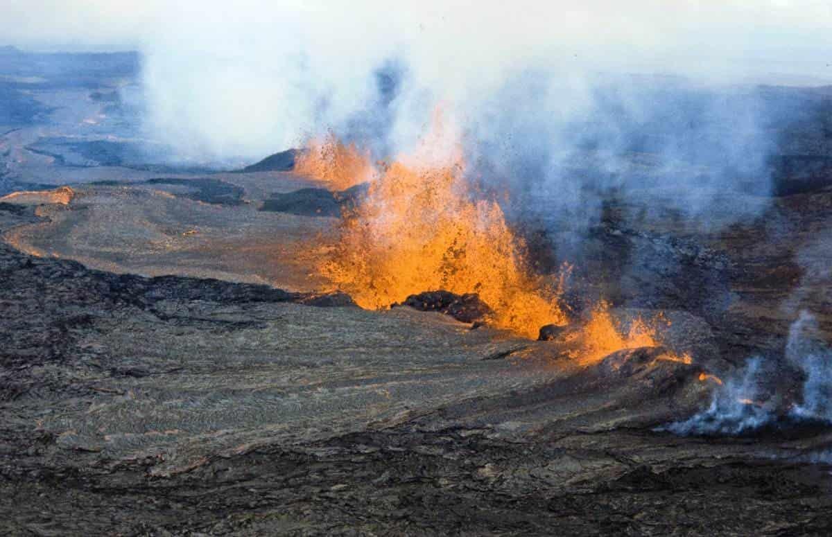 ¿Despertó el titán? Alerta en Hawái por actividad en el volcán Mauna Loa