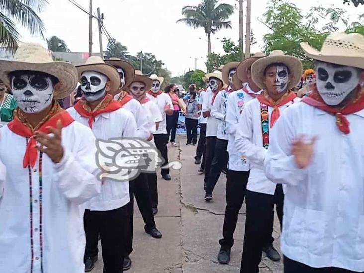 Con desfile asústame panteón arranca el Día de Muertos en Allende