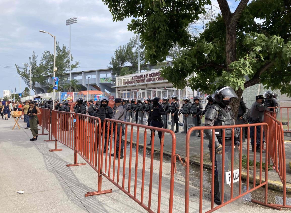Antimotines resguardan el estadio “Beto” Ávila al posponerse concierto de Daddy Yankee en Veracruz (+Video)
