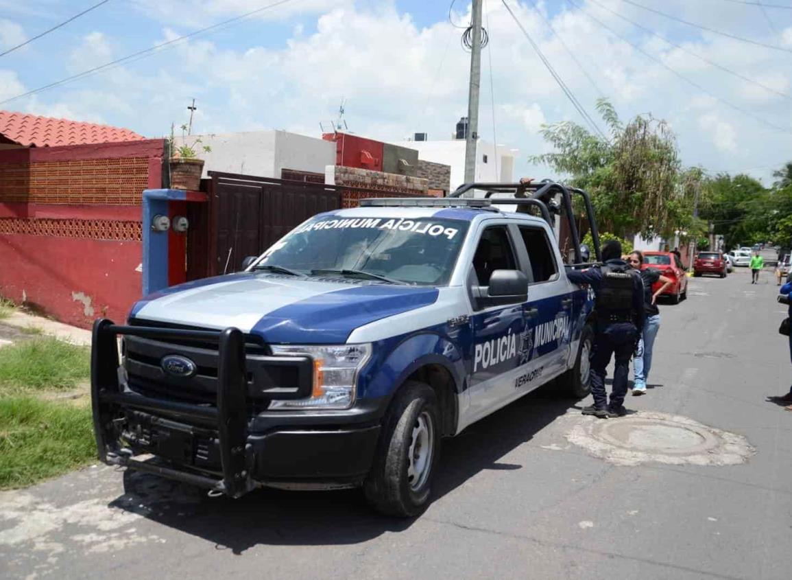 Vecinos detienen a sujetos desvalijando vivienda en Veracruz