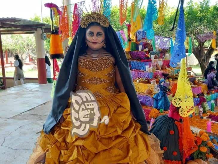 Katheryne Zuzeth, triunfa en concurso de catrinas en Minatitlán
