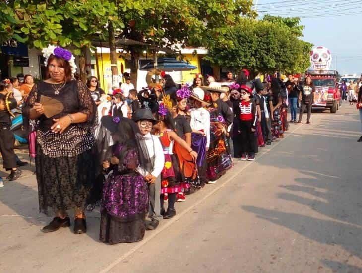Realizan desfile de catrinas y catrines en Jáltipan(+Video)
