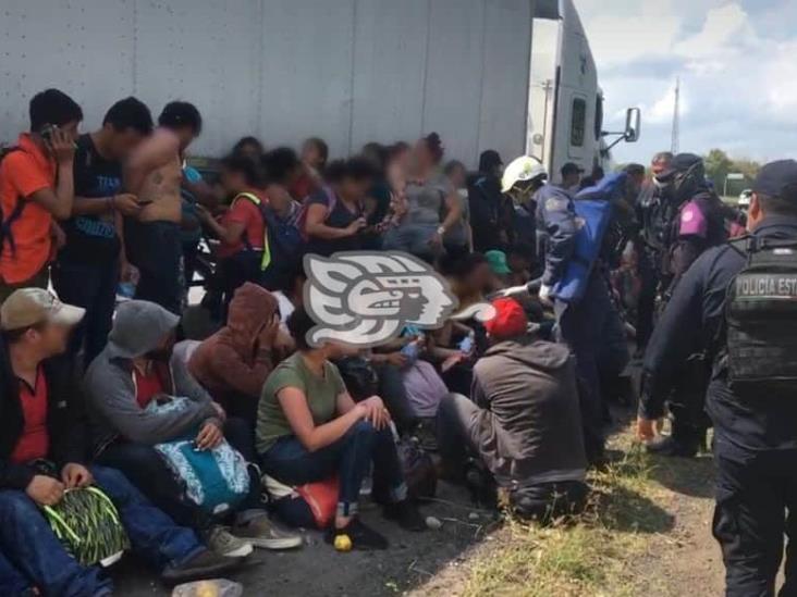 Se accidenta tráiler con migrantes en la Xalapa-Cardel; había menores