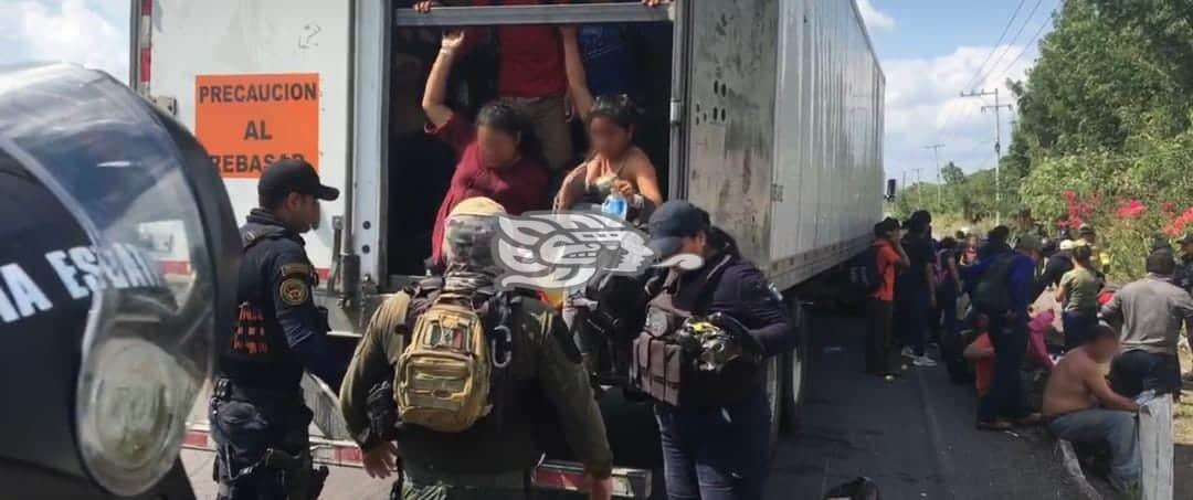 Se accidenta tráiler con migrantes en la Xalapa-Cardel; había menores
