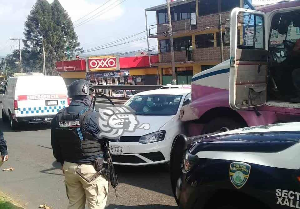 Chocan camión de volteo y auto en avenida Lázaro Cárdenas de Xalapa