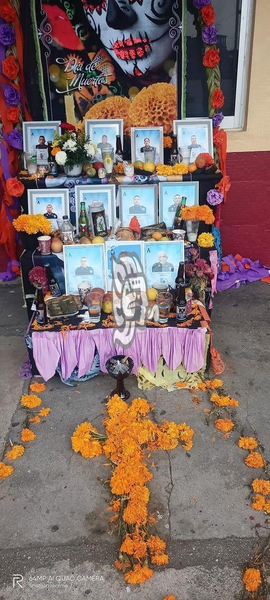 Policía Municipal realiza altar de muertos para sus compañeros caídos
