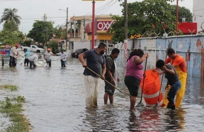 Previenen inundarse en el fraccionamiento Floresta en Veracruz