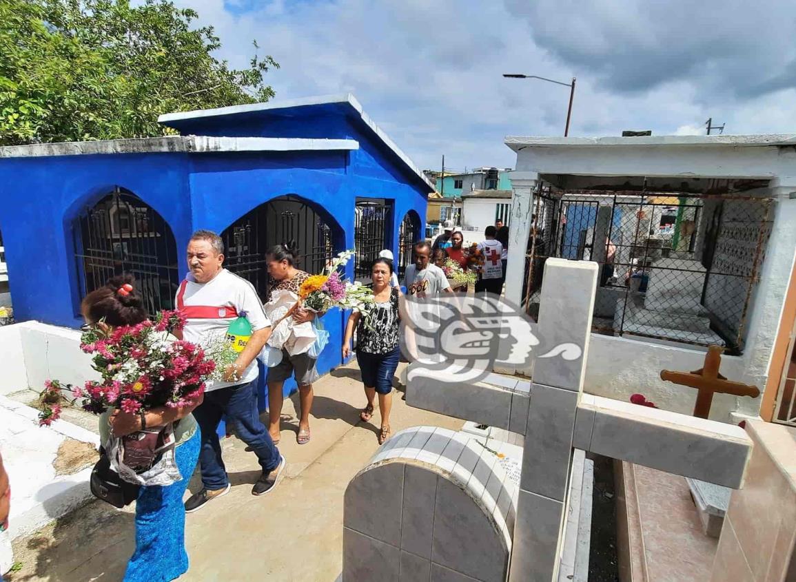 Familias enteras visitan cementerios de Agua Dulce(+Video)