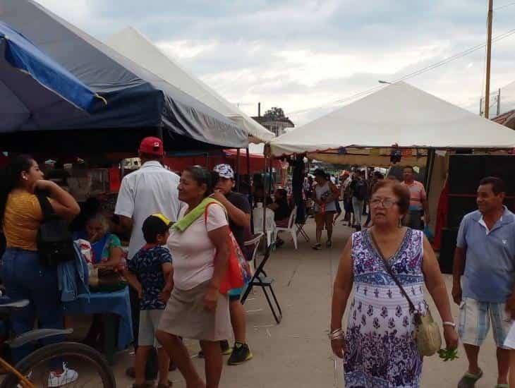 ¡Viven la tradición del Día de Muertos¡, familias llenan panteones en Jáltipan