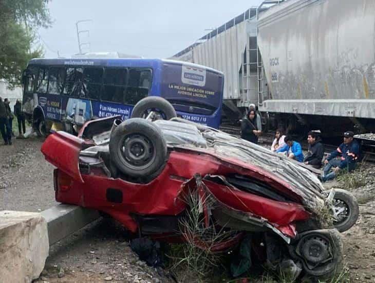 Tren impacta camión y un auto en Nuevo León; un muerto, 20 lesionados
