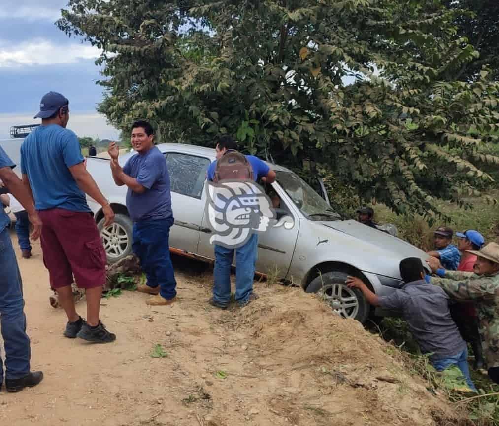 Auto quedó fuera del camino de terracería Minatitlán-Hidalgotitlán