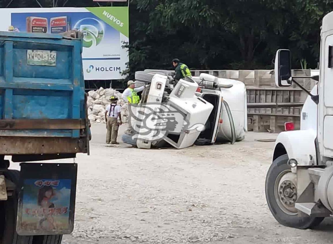 Vuelca tráiler al interior de predio en Córdoba