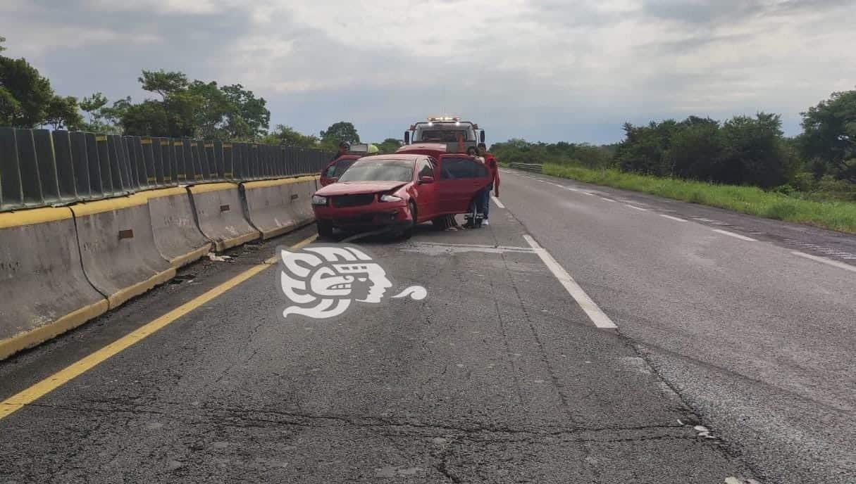 Comerciante oaxaqueña sufre accidente en autopista de Acayucan