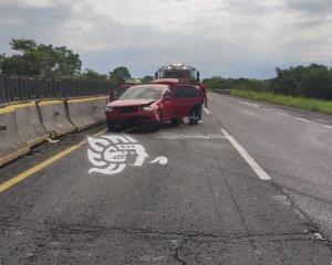 Comerciante oaxaqueña sufre accidente en autopista de Acayucan