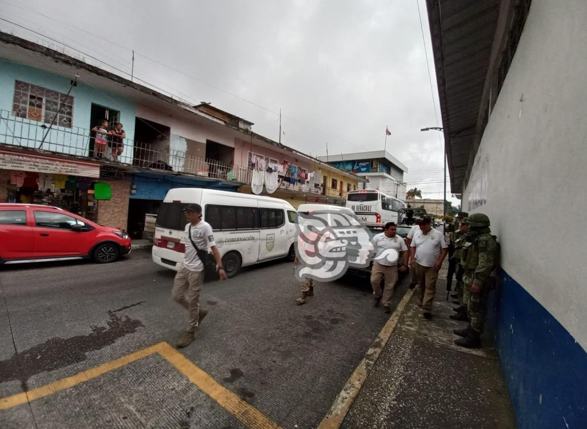 Trasladan a Acayucan a 116 migrantes asegurados en Amatlán
