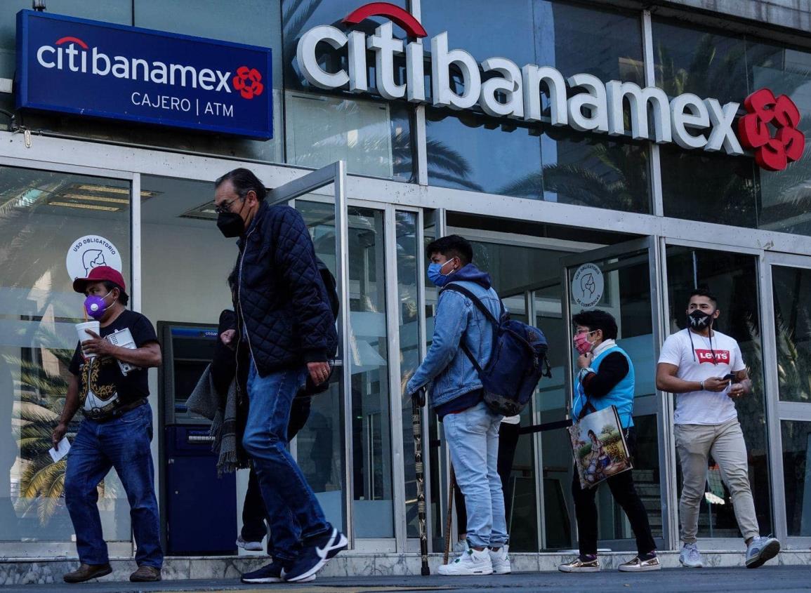 Pese a salida de Carlos Slim, proceso de compra de Banamex continúa, afirma AMLO
