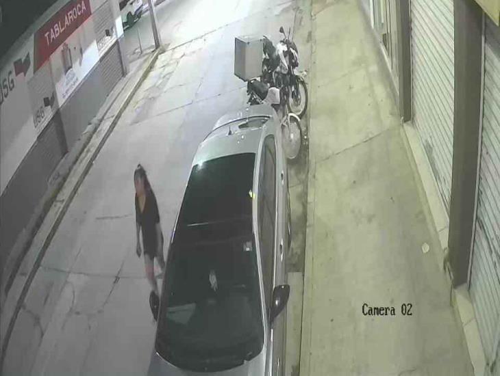 Buscan mujer que tomó cartera en la calle