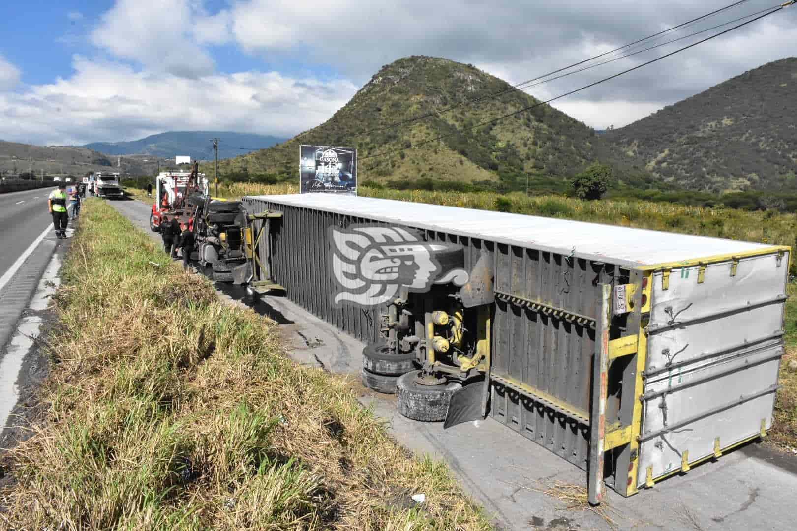 Vuelca Tráiler En La Carretera Orizaba Puebla   Xeu Noticias Veracruz