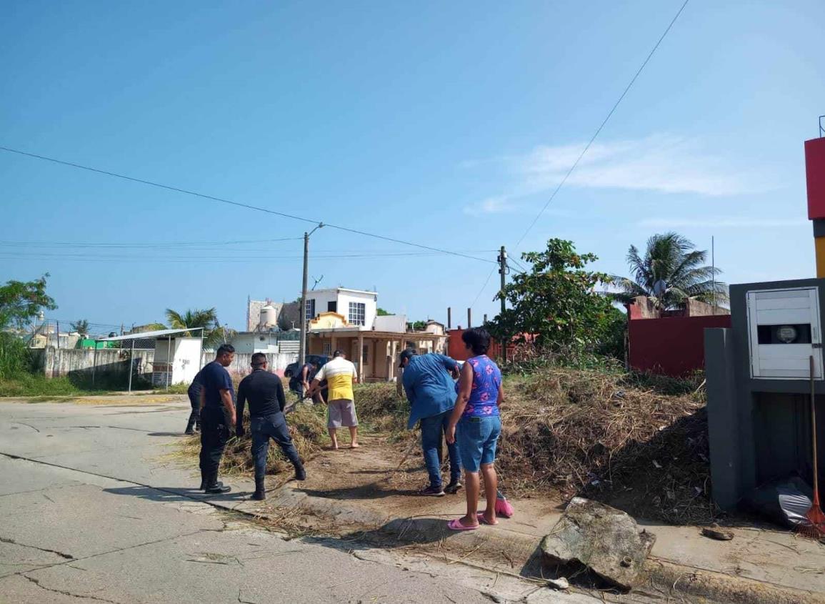 Policía Municipal y vecinos realizan limpieza en la Colonia Las Dunas