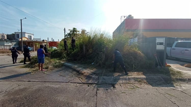 Policía Municipal y vecinos realizan limpieza en la Colonia Las Dunas