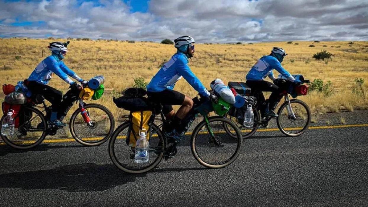 Aficionados argentinos viajaron en bicicleta a Qatar
