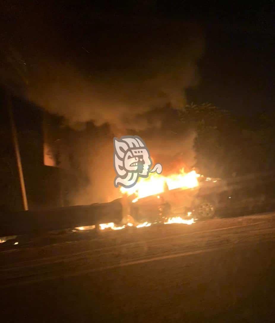 Auto ardió en llamas en la Cosoleacaque-Nuevo Teapa