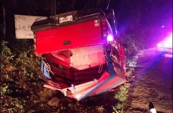 Vuelca camioneta en carretera hacia Chavaxtla: el conductor resultó lesionado