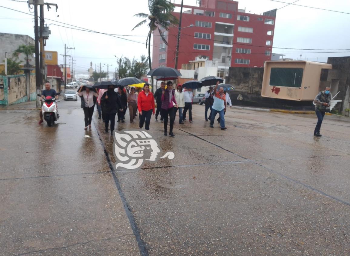 Con todo y lluvia, marchan en Coatzacoalcos en defensa del INE