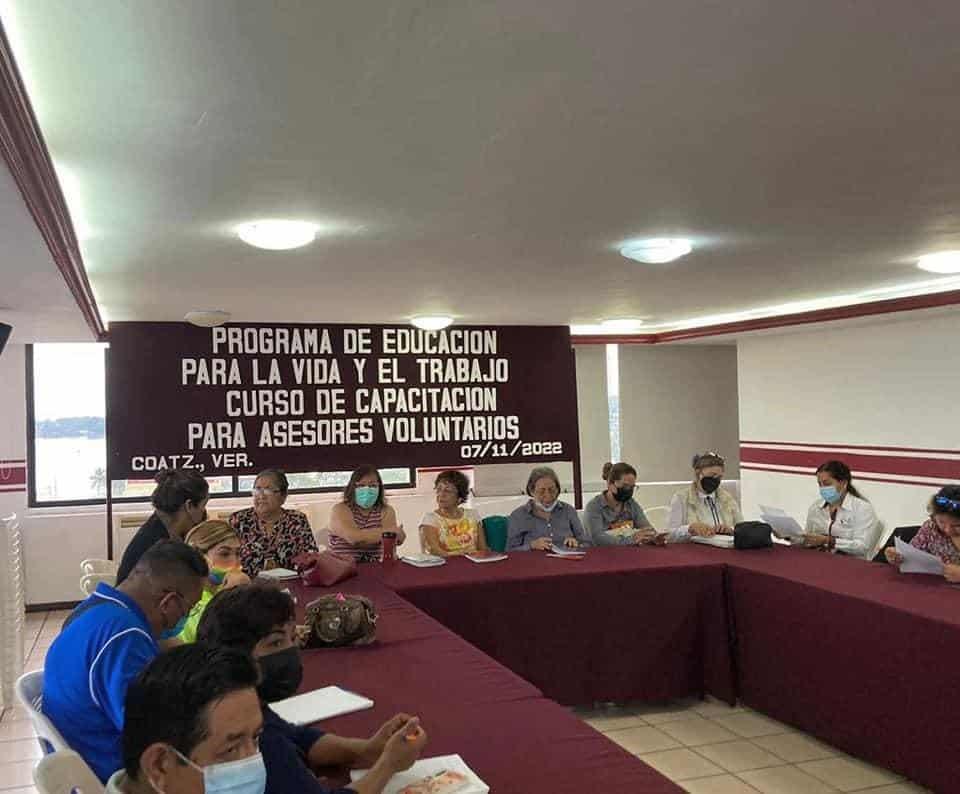 Asesores Voluntarios se capacitan para abatir el rezago educativo en Coatzacoalcos
