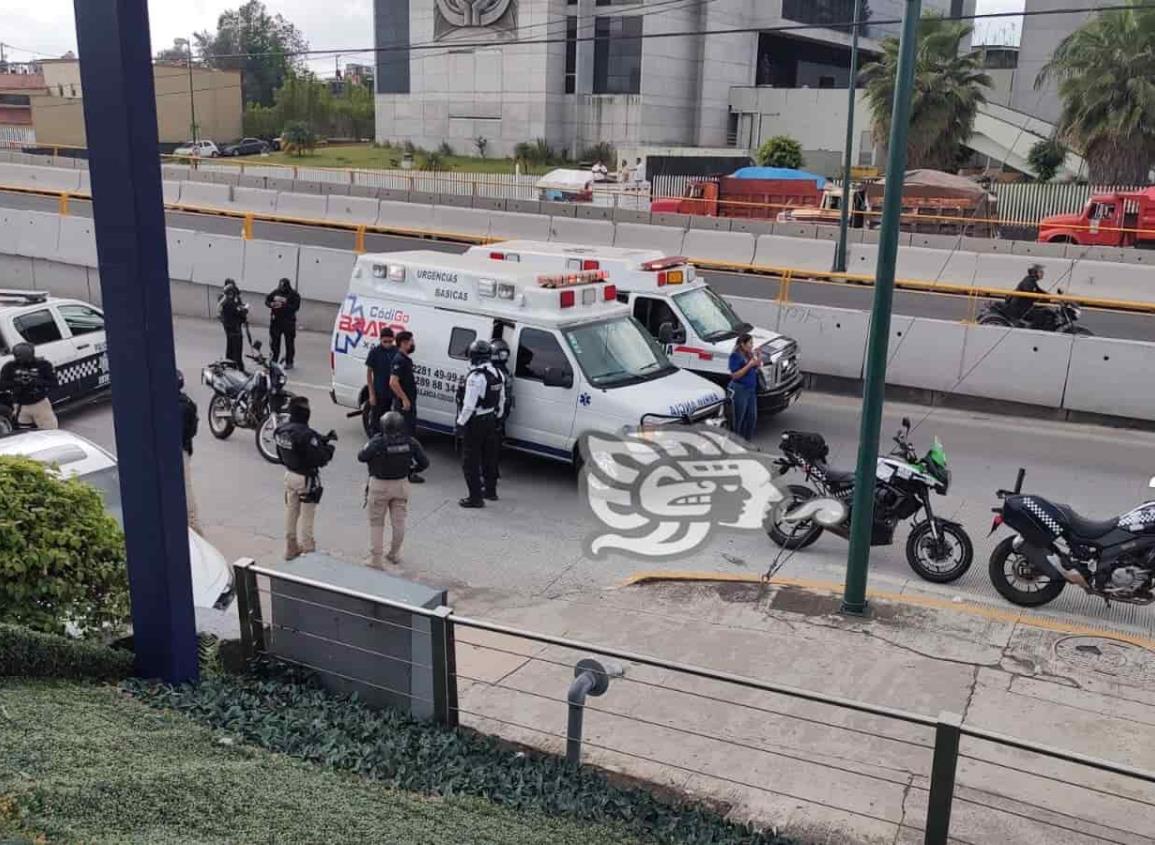 A balazos intentan asaltar a un hombre frente a plaza Crystal, en Xalapa