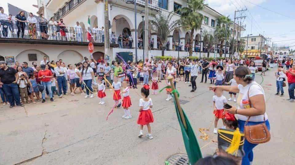 Alegría y colorido en el desfile revolucionario de Acayucan