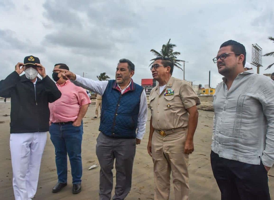 Autoridades municipales resguardan embarcación encallada en playas de Coatzacoalcos