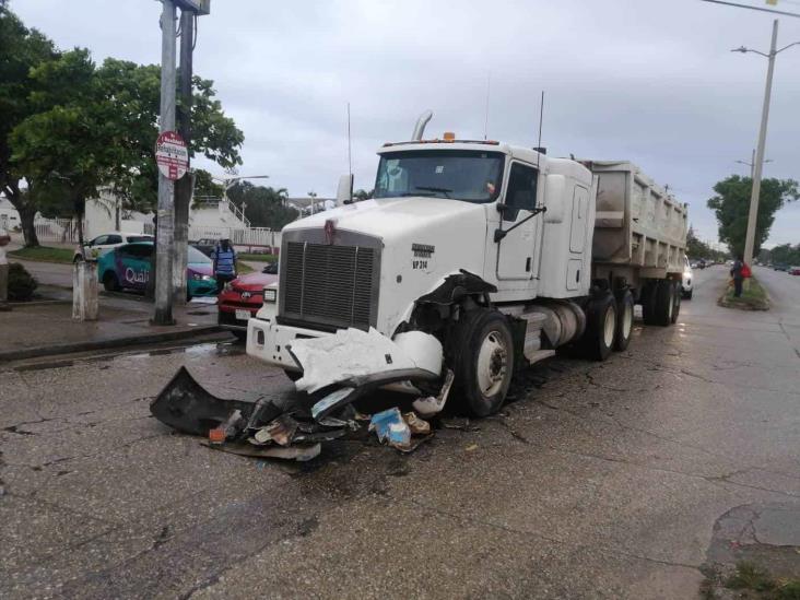 Camión urbano chocó contra tráiler frente a La Alameda en Coatzacoalcos