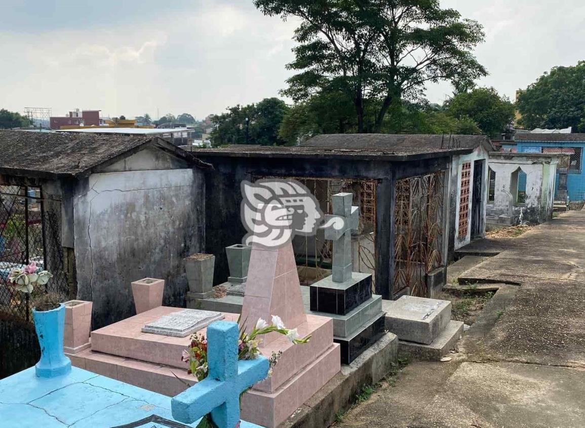De forma gradual reactivan cementerio de la Santa Clara en Minatitlán (+video)