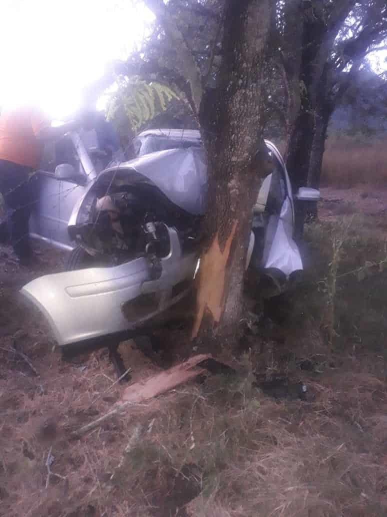 Pierde la vida tras impactar su auto en un árbol en Actopan
