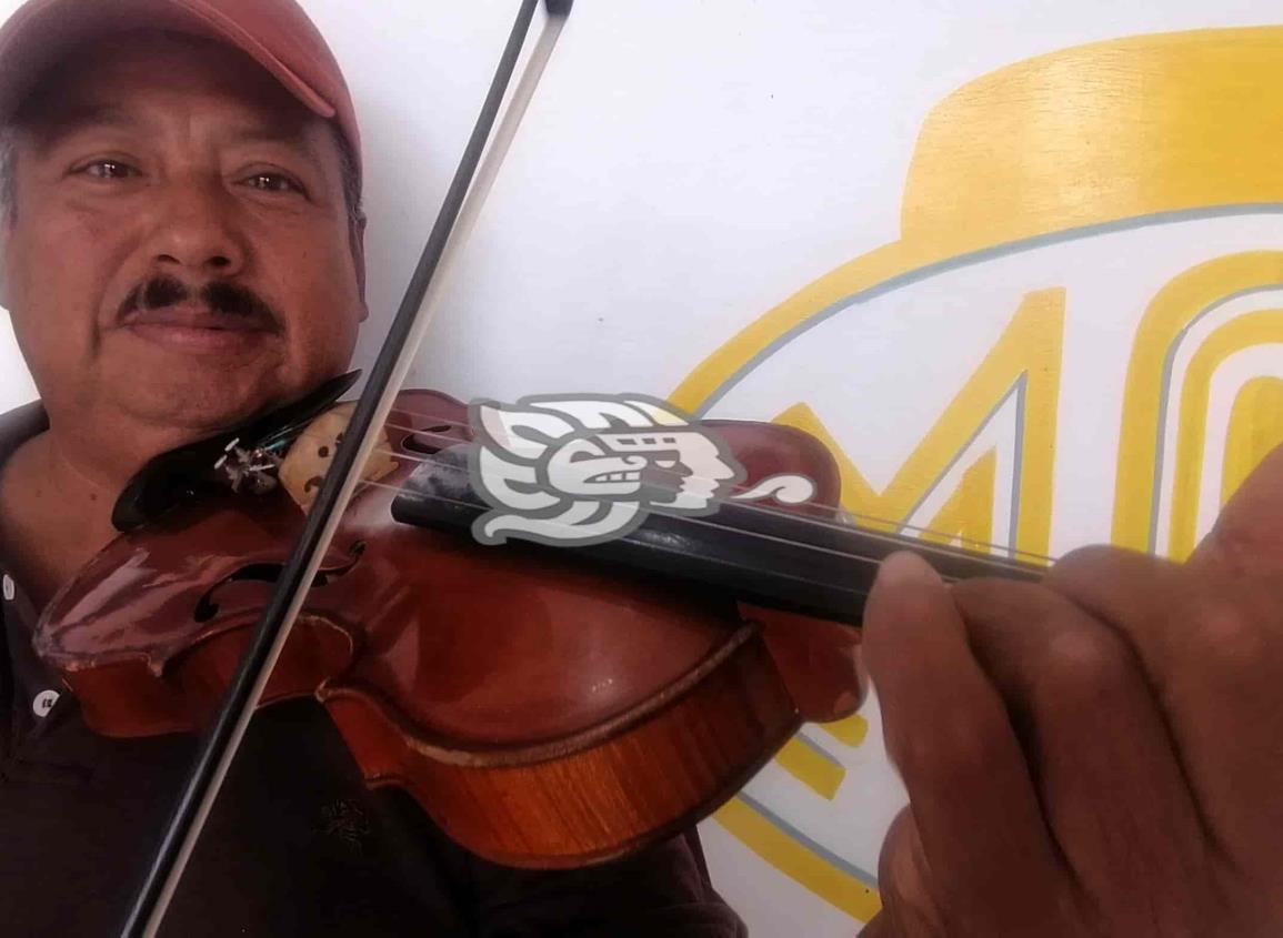 Eleazar Méndez, 50 años de músico; mantiene tradición familiar