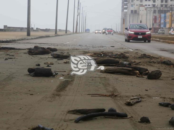 Palotada, basura y arena invaden el Malecón de Coatzacoalcos