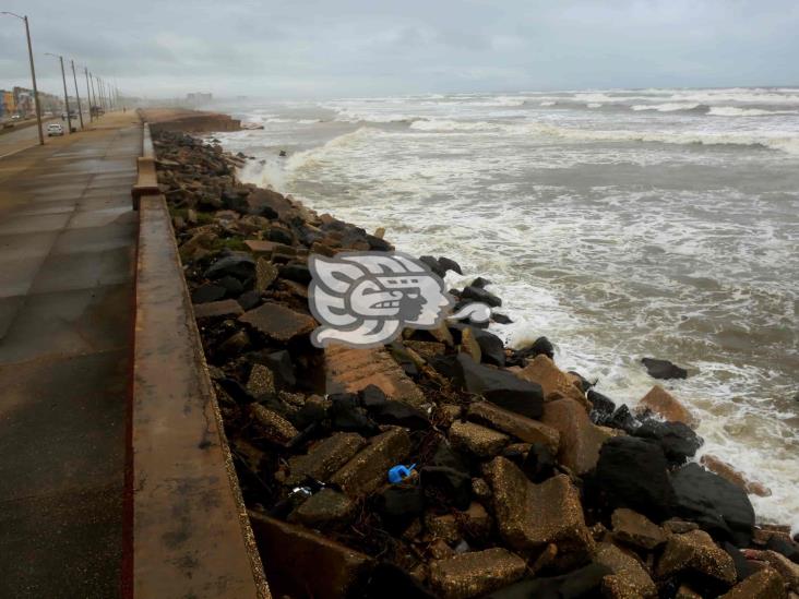 Mar recupera terreno y destruye terrazas en Coatzacoalcos (+Video)