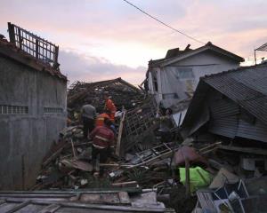 Sismo en Indonesia deja al menos 162 muertos; la mayoría niños