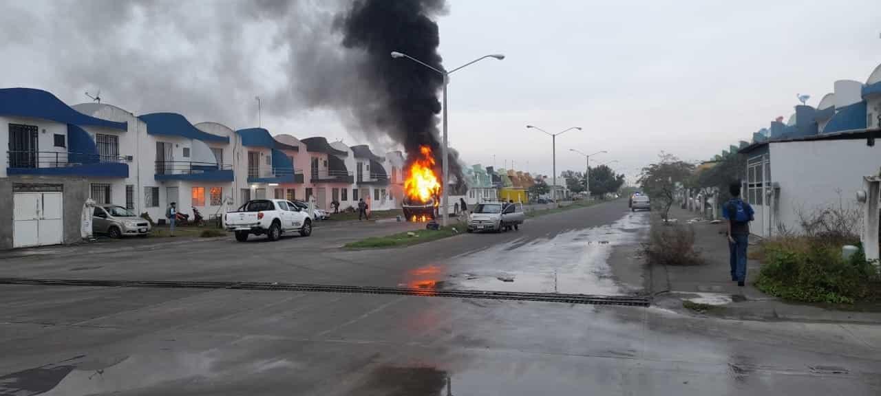 Se incendia camión de pasajeros en fraccionamiento Torrentes, en Veracruz