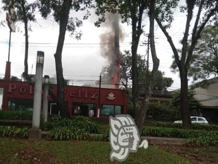 Se incendia chimenea del Pollo Feliz en la avenida Xalapa