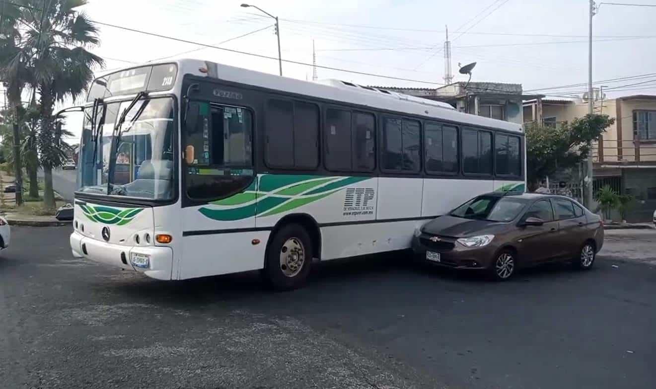 Autobús choca con auto en la Benito Juárez Norte