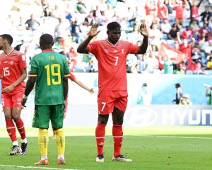 Africano le da triunfo a Suiza ante Camerún