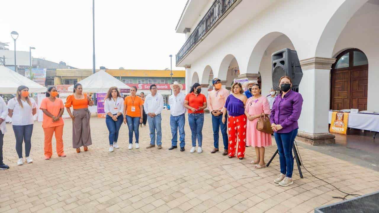 Conmemoran Día Naranja con mesas de atención en Acayucan