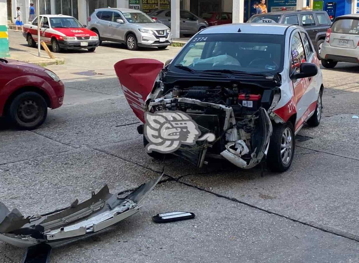 Taxi chocó contra ambulancia en Minatitlán (+Video)