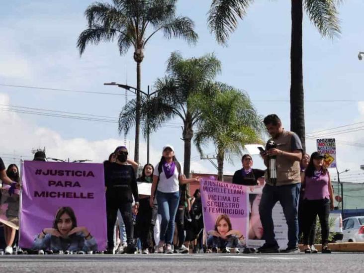 Marchan feministas para exigir a autoridades que frenen violencia contra mujeres, en Orizaba
